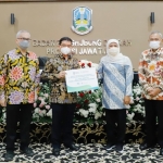 PT. PII (Penjaminan & Infrastruktur Indonesia) menyerahkan bantuan secara simbolis kepada Gubernur Jatim, Khofifah Indar Parawansa. foto: istimewa