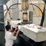 Lulusan Departemen Teknik Sipil ITS, Danny Triputra Setiamanah, saat menunjukkan karyanya.