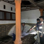 Polisi saat olah TKP ledakan petasan di Gudo, atap dan kaca rumah pecah. (Ist)