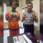 Tersangka beserta barang bukti diamankan di Mapolsek Gedangan.