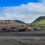 Sejumlah jip wisata melintasi kawasan lautan pasir di Gunung Bromo.