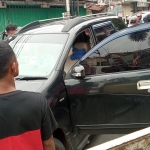 Mobil yang dinaiki korban saat berhenti di Jalan Dhoho, Kota Kediri. Foto: Ist.