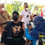 UNIK: MPC PP Sidoarjo berbaju adat Nusantara saat menggelar vaksinasi, Jumat (20/8/2021). (foto: MUSTAIN/ BANGSAONLINE)