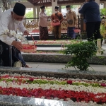 Pengurus Pesantren Tebuireng saat membuka Wisata Religi Makam Gus Dur.