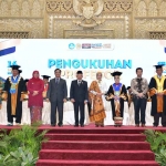 Gubernur Khofifah saat menghadiri pengukuhan putri keempat Wakil Presiden, Siti Nur Azizah, sebagai Guru Besar Unesa.
