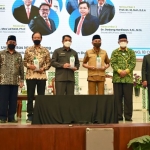 Para pembicara dalam seminar Menuju Smart Province di Unisma Malang, Senin (18/10/2021) sore. foto: bangsaonline.com
