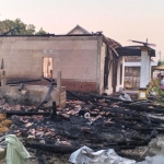 Kondisi rumah milik Gunawan, warga Desa Sambongrejo, hangus usai dilalap api.