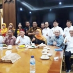 Khofifah menerima audiensi rombongan yang dipimpin tokoh pengusaha muslim Tionghoa, Jos Soetomo di Gedung Negara Grahadi, Surabaya. foto: ist.