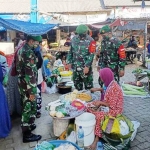 Petugas gabungan menggelar razia masker di pasar tradisional yang terletak di Kecamatan Karanggeneng Lamongan.