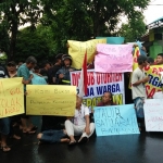 Warga saat demonstrasi di Jalan RE Martadinata. Foto: Rony Suhartomo/BANGSAONLINE