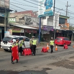 Personel dari Satlantas Polres Blitar saat melakukan rekayasa arus lalu lintas pada titik kemacetan di wilayahnya.