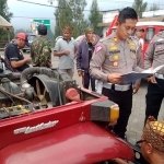 Kasatlantas Polres Pasuruan, AKP Yudhi Anugerah Putra, saat mengecek kendaraan pengangkut penumpang berupa jip di Desa Wonokitri.