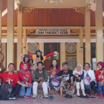 Tim Jelajah Kawasan Pecinan di Kota Kediri saat berkunjung ke salah satu tempat. Foto: Ist