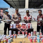 Petugas dan barang bukti yang berhasil diamankan. (Ist)