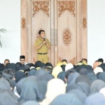 Bupati Madiun H. Ahmad Dawami mengumpulkan tenaga honorer dari Dinas Pendidikan Kabupaten Madiun di Pendopo Ronggo Djoemeno, Senin (15/11).