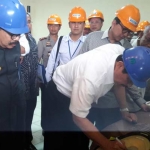 Menteri Kordinator Bidang Kemaritiman RI, Luhut Binsar Panjaitan, didampingi Gubernur Jatim, Soekarwo ketika menandatangani pipa produk PT. Indal Steel Pipe, di kawasan Maspion Manyar. foto: SYUHUD/ BANGSAONLINE