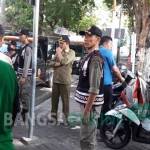 Kasi Ops Satpol PP, Agung Endro, ketika memimpin razia PKL di alun-alun kota Gresik. foto: syuhud/ BANGSAONLINE