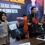Kasat Reskrim AKP Cipto Dwi Leksana (tengah) saat menggelar konferensi pers dengan menampilkan satu tersangka dan barang bukti. (Ist)