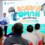 Wali Kota Surabaya, Eri Cahyadi, saat meresmikan program Dandan Omah.