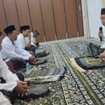 Prof Dr KH Asep Saifuddin Chalim saat memimpin shalat malam dan istighatsah di kantor JKSN di Jalan Siwalankerto Utara Surabaya, Senin (4/5/2026) malam. Foto: MMA/bangsaonline