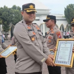Wakapolres Pasuruan, Kompol Hendry Ferdinand Kennedy, saat memberi penghargaan.