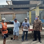 PEDULI: Bambang Haryo Soekartono (BHS) mengunjungi Pasar Balongdowo, Candi, Kamis (4/2/2021). foto: MUSTAIN/ BANGSAONLINE