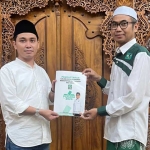 Gus Barra menerima formulir pendaftaran cabup dari Sekretaris DPC PKB Kabupaten Mojokerto Masduqi Hasan.
