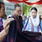 Wali Kota Kediri Vinanda Prameswati (kanan) saat mendampingi Wamendag RI Dyah Roro Esti Widya Putri melihat tenun ikat bandar kidul. (Ist)