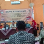 Suasana rakor KPU Pacitan penyelenggaraan kampanye Pilgub Jatim. foto: YUNIARDI/ BANGSAONLINE