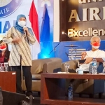 Gubernur Jawa Timur, Khofifah Indar Parawansa, saat memberi motivasi dan memacu semangat  para generasi muda Amerta Abiseka 2022 yang tengah menjalani PKKMB di ACC Unair.