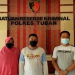 Riswan (tengah) saat diamankan di Polres Tuban. (foto: ist)
