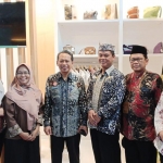 Kepala Dinas Kopumdag Tuban, Gunadi, bersama Asisten Perekonomian Setda Tuban, Agus Wijaya, saat mengunjungi stand milik EMCL di Tuban Fair 2025.