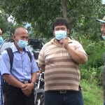 Ketua DPRD Nganjuk Tatit Heru Tjahyono (kanan) saat melakukan kunjungan ke lokasi penampungan korban longsor Dusun Selopuro, Kamis (17/2).