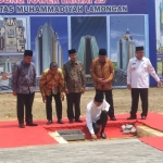 Presiden Jokowi saat peletakan batu pertama pembangunan tower di Kampus UM Lamongan.