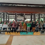 Driver Ojol berpose saat penyerahan jaminan sosial ketenagakerjaan, Kamis (13/11/2025). foto: Mustain/BANGSAONLINE