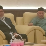 Ketua Karteker PCNU Surabaya H. Umarsyah (kiri) sowan ke Ketua PWNU Jatim KH. Marzuki Mustamar, Selasa (25/10/2022). Foto: DIDI ROSADI/ BANGSAONLINE