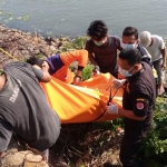 Komandan URC BPBD Kabupaten Kediri Windoko, saat memimpin evakuasi jenazah Sumarni. (foto: ist)