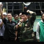 Massa PPP Kubu Djan Farid berorasi saat demonstrasi di depan Kantor Kemenkum HAM, di Jakarta, Senin (25/4). foto detik.com