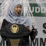 Gubernur Jawa Timur Khofifah Indar Parawansa saat menyampaikan sambutan dalam acara Istighotsah dan seminar pengusulan KH Muhammad Yusuf Hasyim sebagai pahlawan nasional di Pondok Pesantren Amanatul Ummah Jalan Siwalankerto Utara Surabaya, Rabu (28/5/2025) malam.. Foto: M. Mas