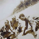 KH Muhammad Yusuf Hasyim (tak pakai peci) sedang menjelaskan peta musuh dan strategi perang kepada kepada KH Moenasir Ali (komandan) dan prajurit lainnya. Foto: Dokumentasi keluarga dan Pesantren Tebuireng.