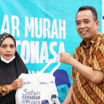 Direktur Utama PT Semen Tonasa, Asruddin (kanan) menyerahkan sembako murah kepada warga pada kegiatan Safari Ramadan BUMN 2024 di Lapangan Sepak Bola Tonasa 2, Kabupaten Pangkep, Sulawesi Selatan. Foto: Ist.