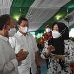 Bupati Mojokerto Ikfina Fahmawati bersama Menteri Ketenagakerjaan Ida Fauziyah dan Ketua Kadin Indonesia Arsjad Rasjid saat memantau vaksinasi di  MPS Trowulan dan Sampoerna Gondang, Jumat (6/8/2021) pagi. (foto: ist)
