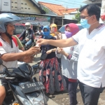PEDULI: Forum CSR Sidoarjo membagikan hand sanitizer di Desa Pagerwojo Buduran, Jumat (10/4). foto: ist