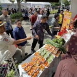 Kepala KPwBI Kediri, Yayat Cadarajat, (berkacamata) dan Ferry Djatmiko saat meninjau salah satu stan. Foto: Ist