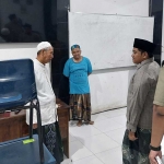 M Syahrul Munir (dua dari kanan) saat berkunjung ke SMP Islam Syifaul Qulub. Foto: SYUHUD/ BANGSAONLINE