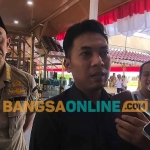 Ketua DPRD Bangkalan saat memberi keterangan ke awak media. Foto: AHMAD FAUZI/BANGSAONLINE