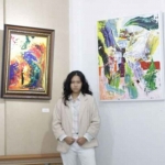 Nadira Zahra bersama lukisannya.