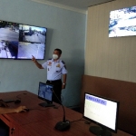 Sujito saat menunjukan beberapa lokasi jalan yang terpantau CCTV Dishub Nganjuk. foto: BAMBANG/ BANGSAONLINE