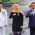 Gubernur Jawa Timur periode 2019-2024, Khofifah Indar Parawansa, usai menerima tanda kehormatan Satyalancana Karya Bhakti Praja Nugraha.