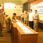 Bupati Sambari saat menandatangani nota kesepahaman. 